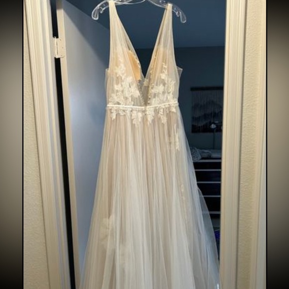 Willowby by Watters Lainie Wedding Dress - Picture 2 of 9